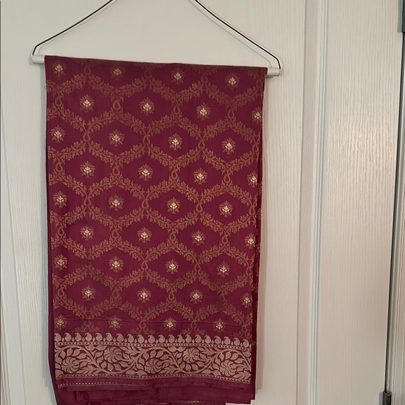 Elegant Pink and Gold Patterned Saree w Skirt & Blouse - Picture 6 of 10